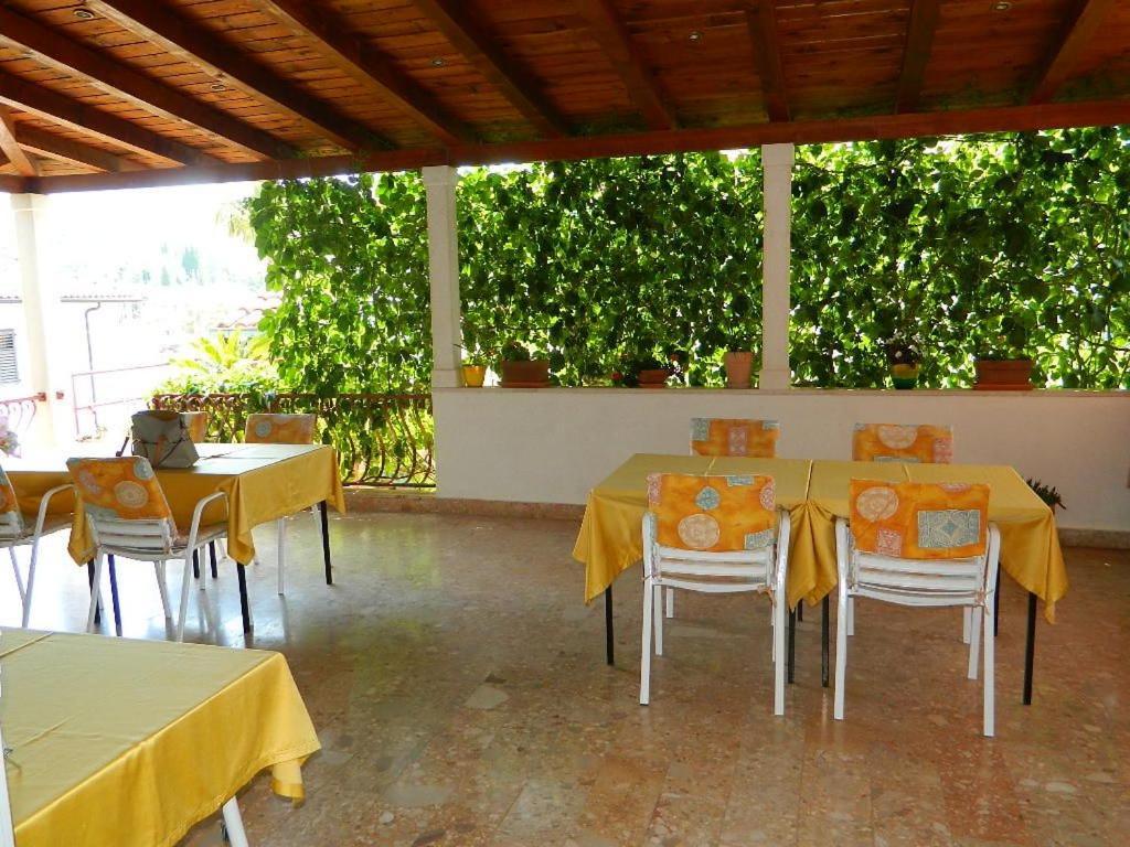 Apartments And Rooms Darinka Vrboska Exterior foto