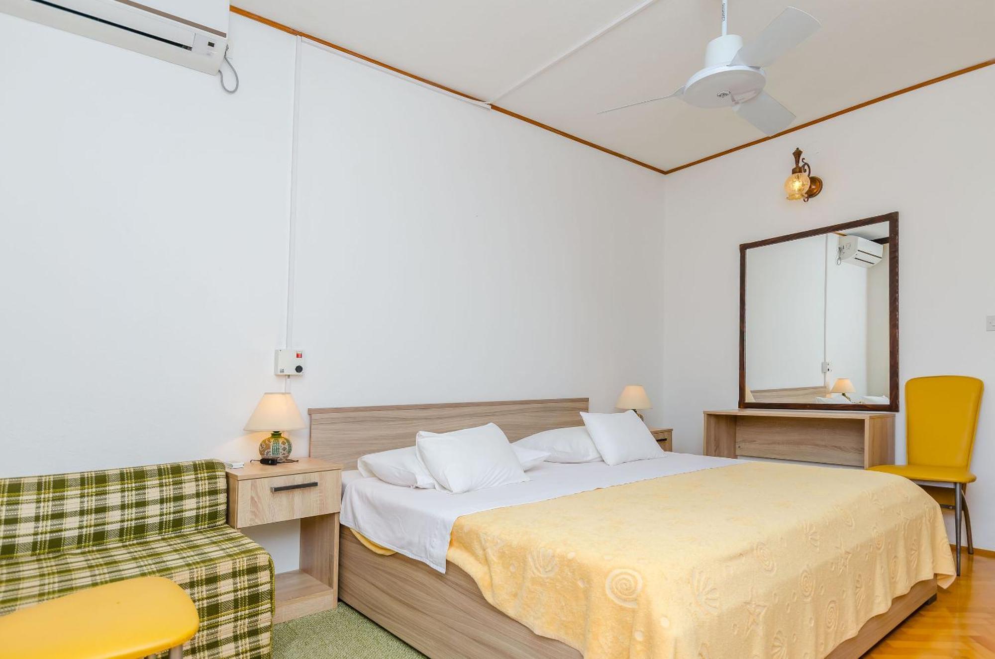 Apartments And Rooms Darinka Vrboska Exterior foto